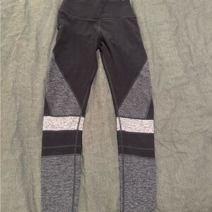 ALO Yoga Momentum Black and Gray Leggings